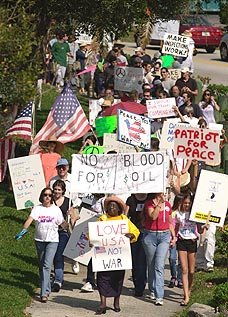 AlterFocus : février 2003 : aux USA (ici à Melbourne FL) et partout dans le monde des millions de citoyens disent NON à la guerre en Irak