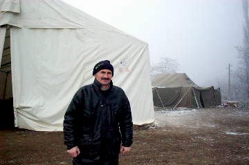 Fetah Ferzi, professeur. Derri�re lui les deux tentes qui servent d'�cole.