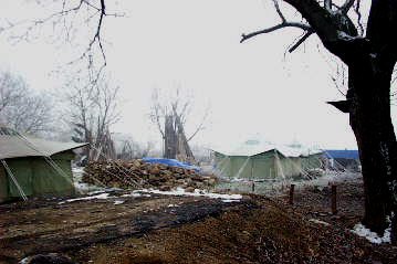 En attendant la reconstruction, les habitants logent sous les tentes dress�es par le UNHCR...