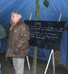 Le maire, Osman Rama, dans la petite tente qui sert d'�cole.