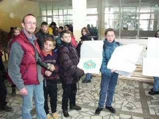 Avec des �coliers qui montrent fi�rement leurs dessins