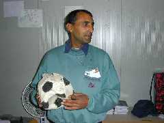 Un professeur avec ce qui reste du ballon de foot