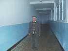 le papa de Shqipe dans le couloir de l'�cole